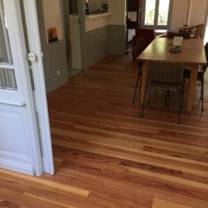 Salon au Cap Ferret en parquet massif pin maritime gemmé largeur 100mm