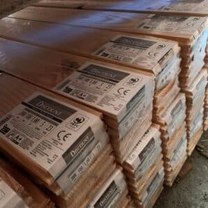 Packs de lames de parquet en pin des Landes, dimension 2000x100x23 mm, avec étiquettes 'Discount', PEFC et marquage CE.